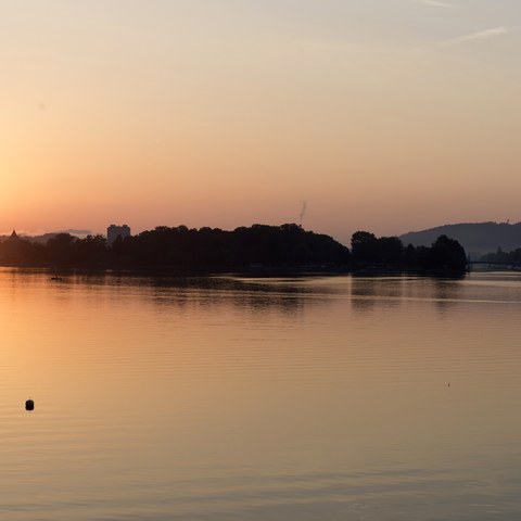 Nidau und Kanal, morgens vom See her. Vergrösserte Ansicht