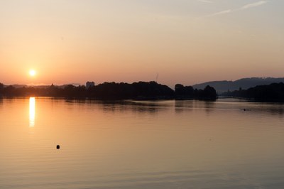 Nidau und Kanal, morgens vom See her