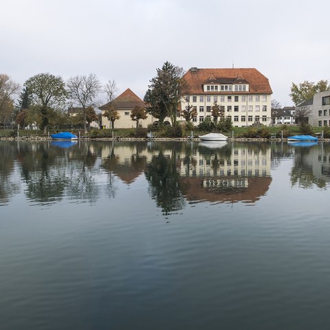 Balainen, Schulhaus vom Kanal. Vergrösserte Ansicht