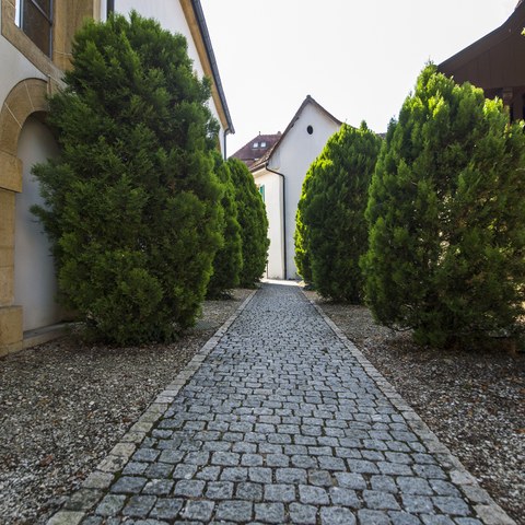 Zwischen Kirche und altem Spritzenhaus. Vergrösserte Ansicht