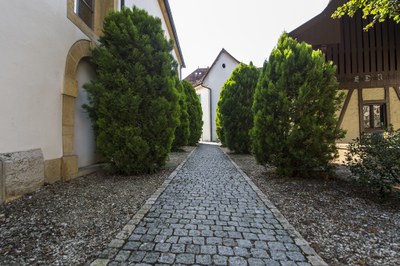 Zwischen Kirche und altem Spritzenhaus