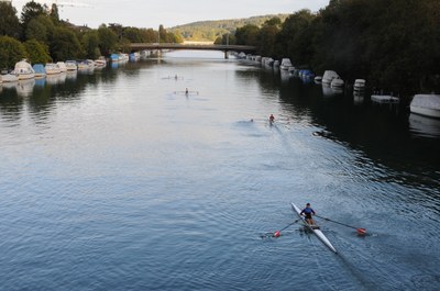 Ruderer im Kanal