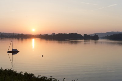 1 Nidau, morgens vom See mit Kanal