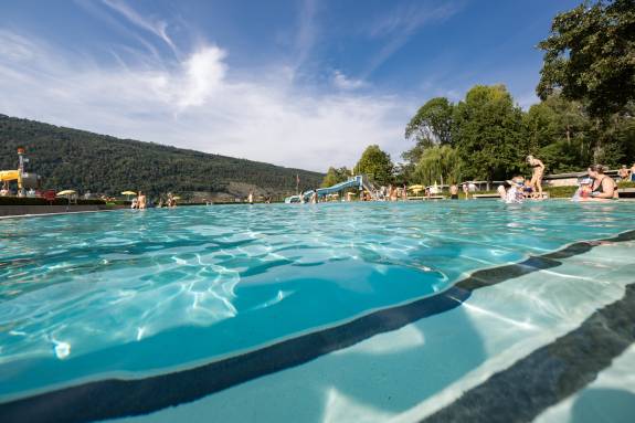 Strandbad Nidau - planschen im Becken, träumen am See